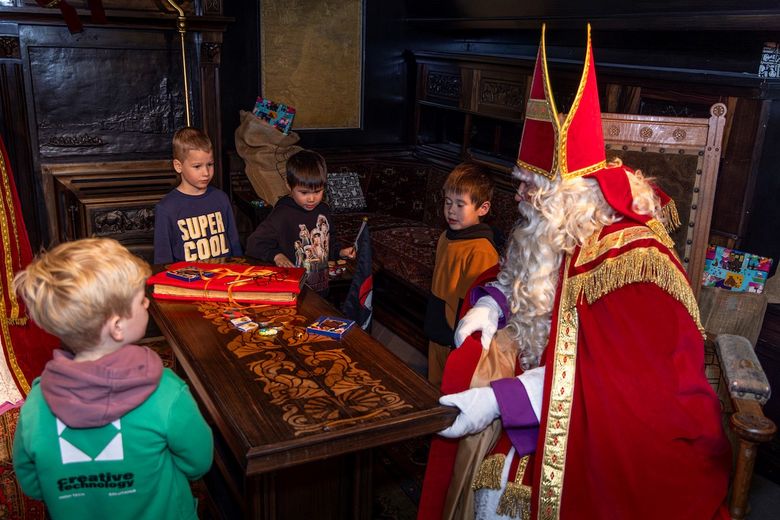 Sinterklaas ontvangt kinderen in de roef van een boeier in het  Fries Scheepvaart Museum