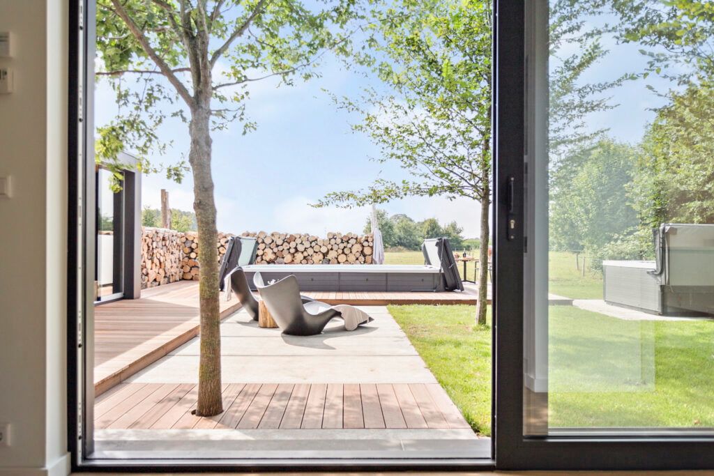 Uitkijk vanuit de kamer van accommodatie Het Veld op de zwemspa