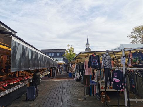 Weekmarkt met Dorpskerk