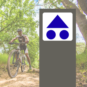 Volg de blauwe bewegwijzering van de driehoek met twee rondjes. De bordjes vind je op palen langs de route.