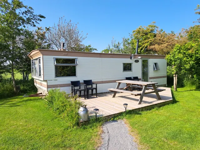 Camping It Krúswetter van bovenaf met een stuk of 15 kampeerders op de kampeervelden.