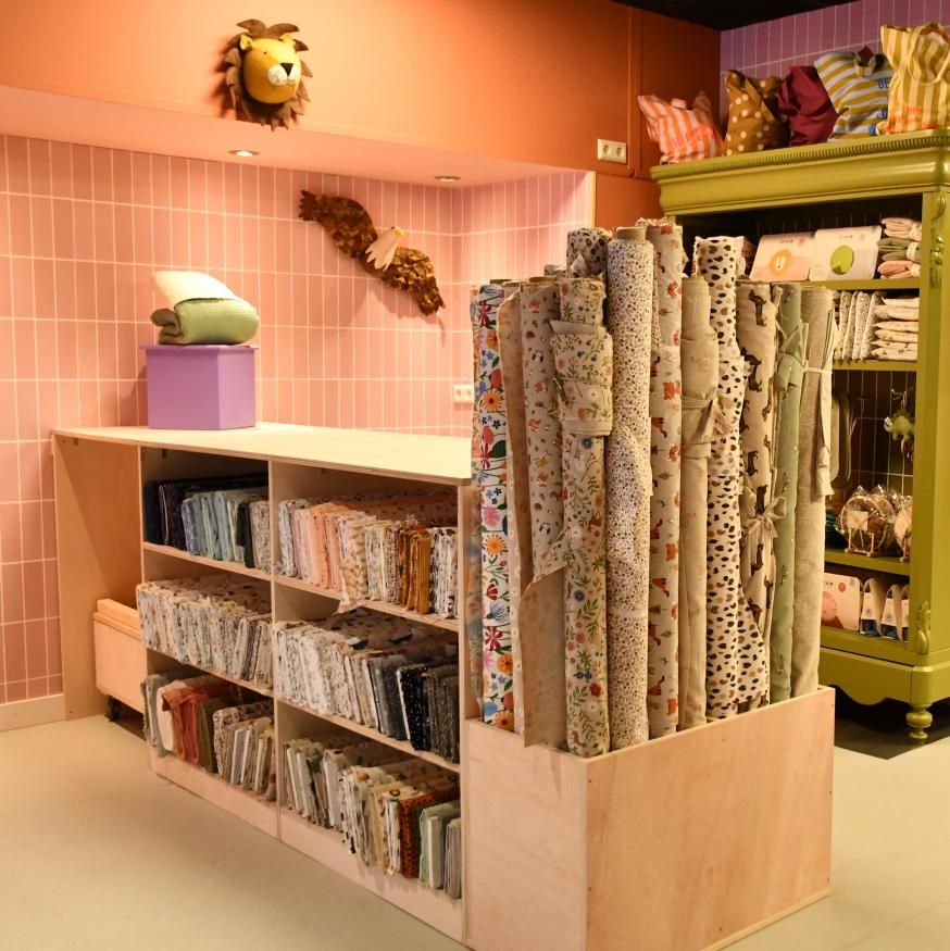 Vrije tijd winkel MAAK Woerden in Woerden, regio Groene Hart, overzicht van stoffenrollen, quiltstoffen en handwerkmaterialen in sfeervolle hobbywinkel voor naaien, breien en creatieve DIY projecten.