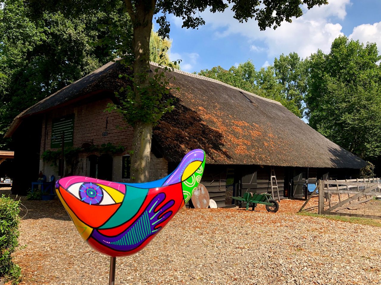 Sculptuur, kleurrijk,  ca 30 cm breed op sokkel.
