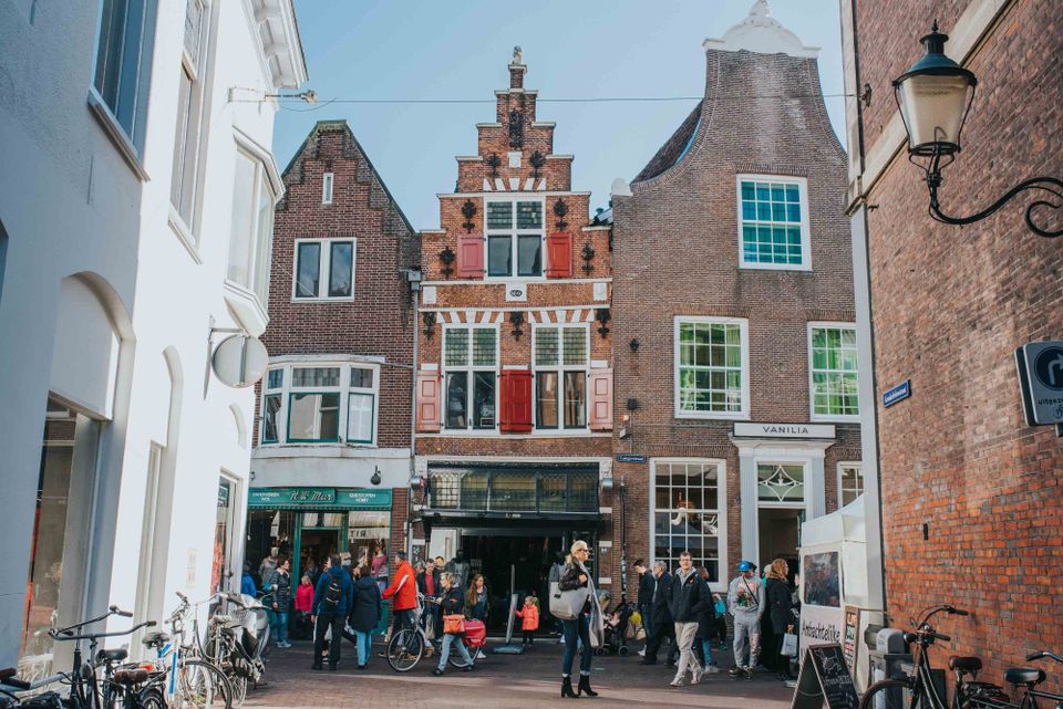 Praktische info - Openingstijden - Langestraat mensen winkelen