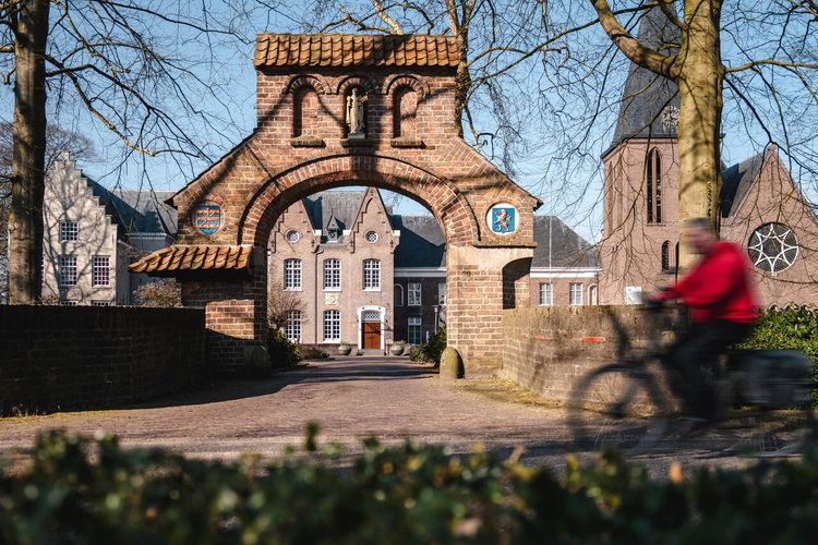 Abdij van Berne poort met fietser
