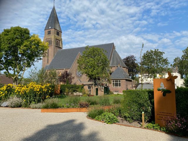 Uitzicht over de inspiratietuin in Cabauw met op de achtergrond de Sint Jacobuskerk