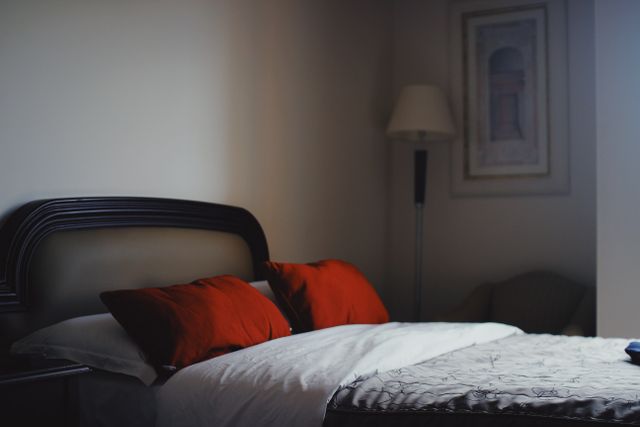 bed met rode kussens