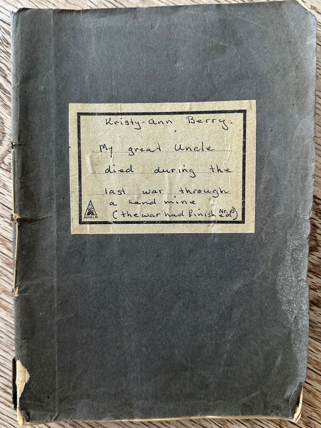 Het schriftje van Gerard dat door een familielid voor een schoolpresentatie is gebruikt. 