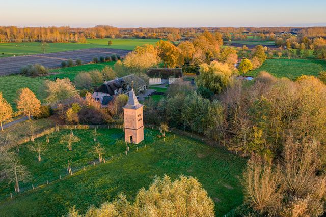 Luchtfoto van Het Groot Duijfhuis en de Duiventoren in Liempde, Noord-Brabant