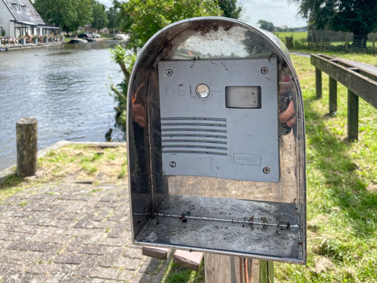 Als de pont aan de overkant en de schipper heeft je niet gezien, dan kun je op de bel drukken.