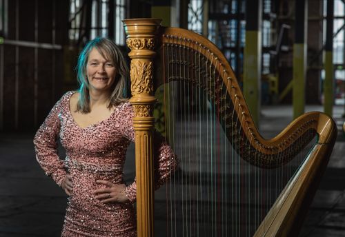 Merel Naomi met een harp