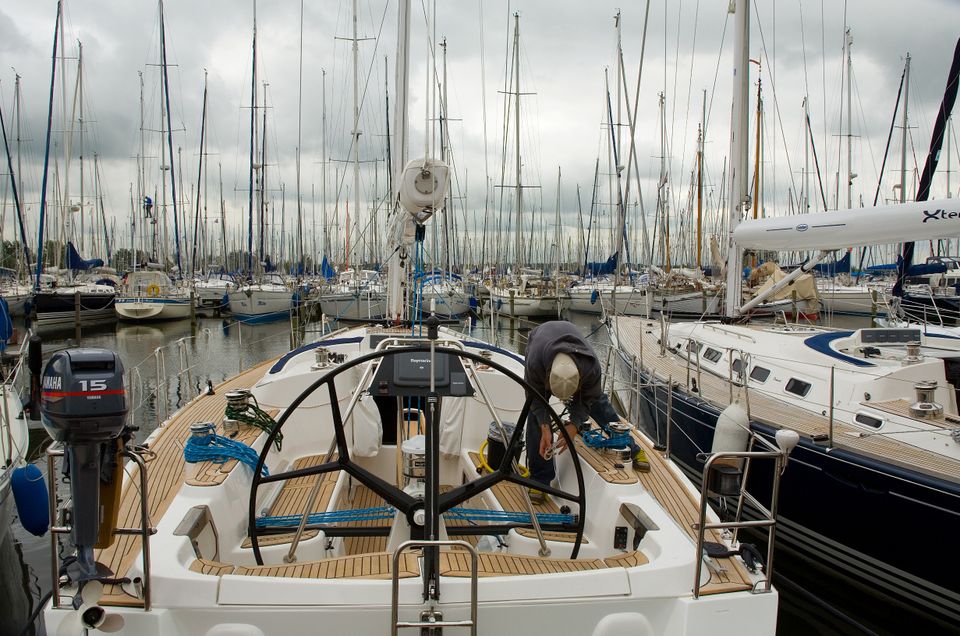 Vanaf Marina Muiderzand kun je letterlijk alle kanten op: Markermeer en IJsselmeer, de Randmeren, maar ook de Friese meren, het Waddengebied en de Noordzee zijn eenvoudig bereikbaar.