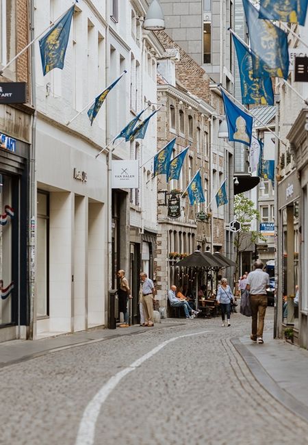 Wolfstraat Maastricht winkels en lopende mensen
