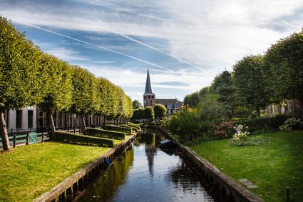 Lange gracht met aan het einde de kerk van IJlst