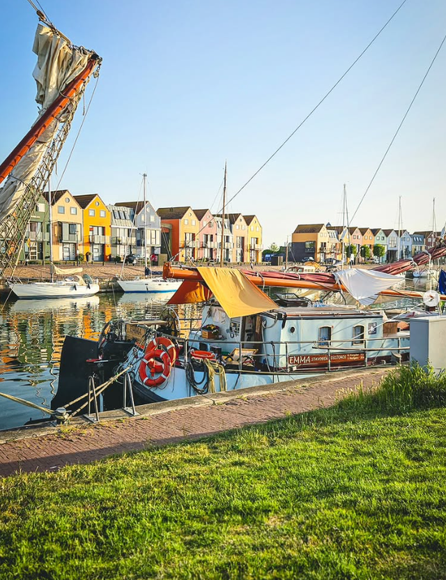 De huisjes van Stavoren met op de voorgrond een zeilschip.