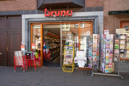 Dorpsstraat in Zoetermeer, gevel van de Bruna winkel
