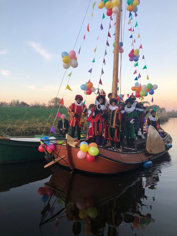 Pakjesboot van Sinterklaas in Oosthuizen
