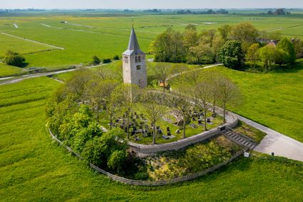 De toren in Easterwierrum van bovenaf.