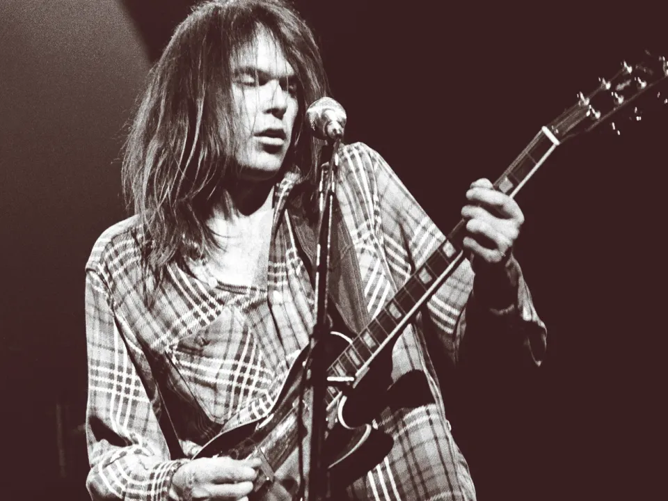 Een foto van Neil Young in zwart-wit