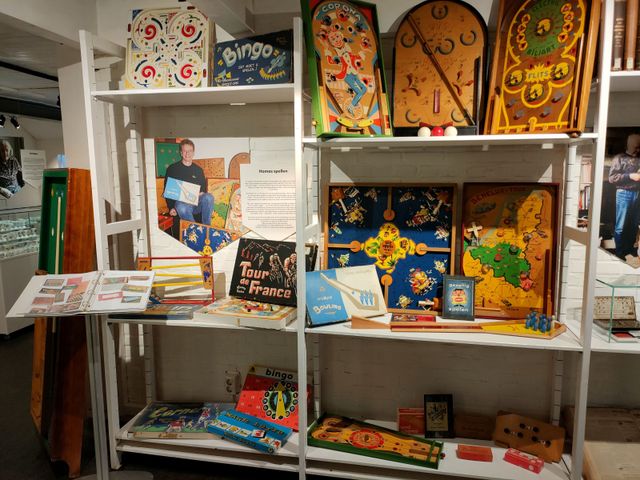 Een blik op één van de verzamelingen uit de tentoonstelling: Homas spellen.