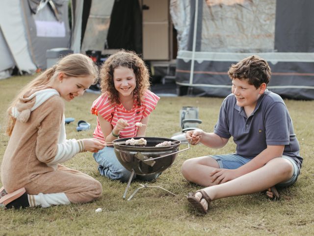 Tieners met marshmellows