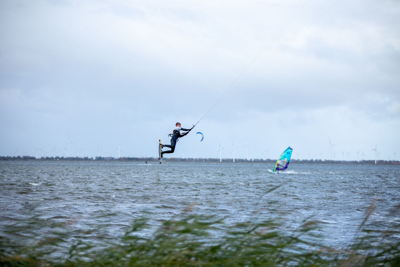kitesurfende man op Veluwe aan Zee