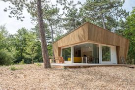 Boshuisje, verhuurd door camping Stortemelk.
Een mooi, in het bos wegvallend huisje, met twee slaapkamers en een compacte badkamer met toilet op de begane grond.