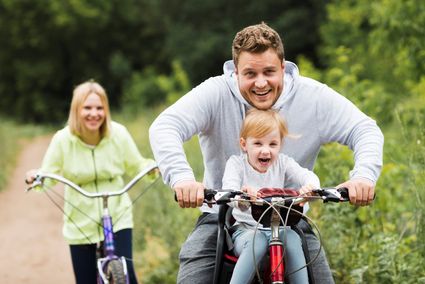 Gelukkige familie op de fiets