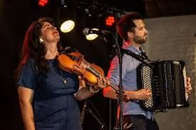 Foto van Laura Cortese met viool en Bert Ruymbeek met accordeon op een podium achter microfoons.