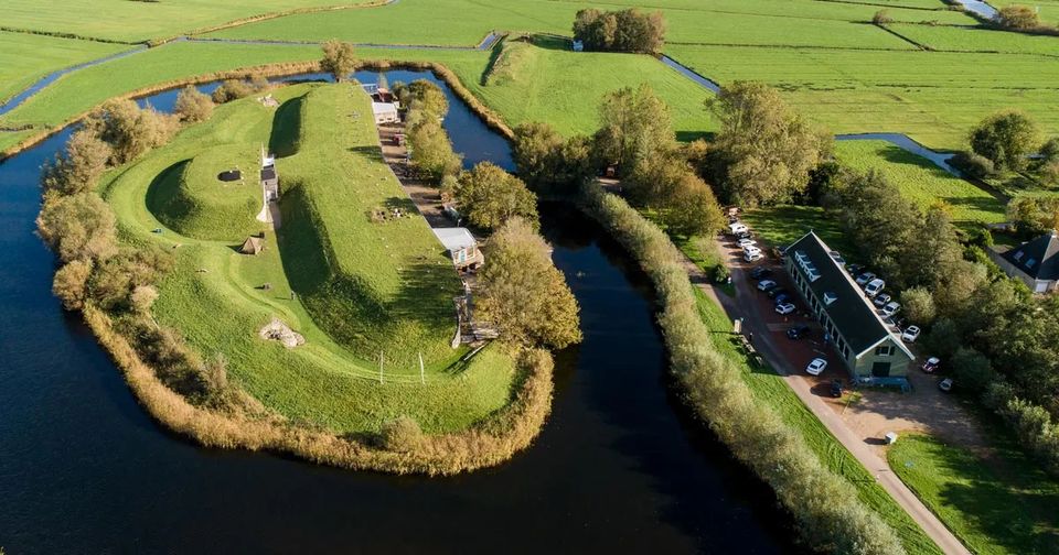 Een fort overgroeid met gras gefotografeerd vanuit de lucht.