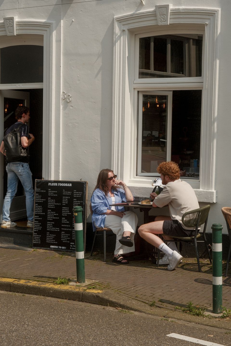 Pleur Foodbar terrace two tables on facade
