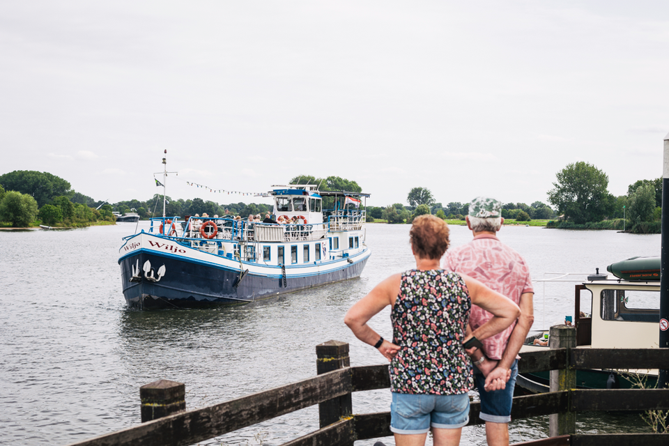 Das Boot verlässt den Hafen von Heusen