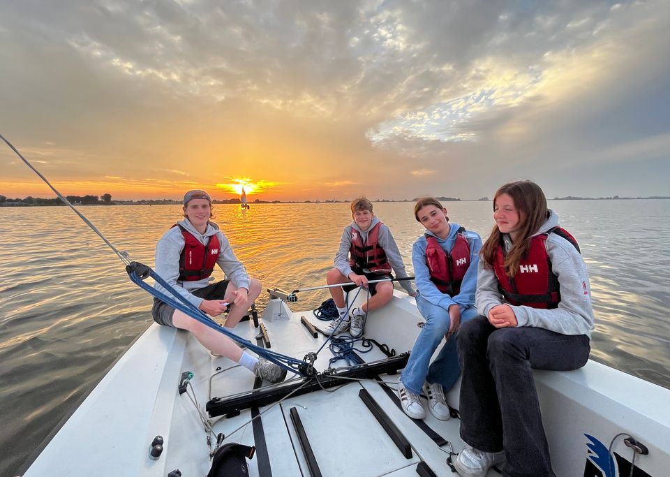 Avondzeilen bij ondergaande zon