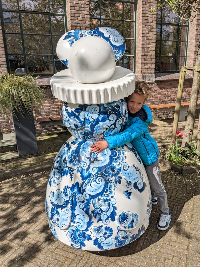 UITblinker Rick jongen 9 jaar die het kunstwerk Proud Mary van Royal Delft knuffelt
