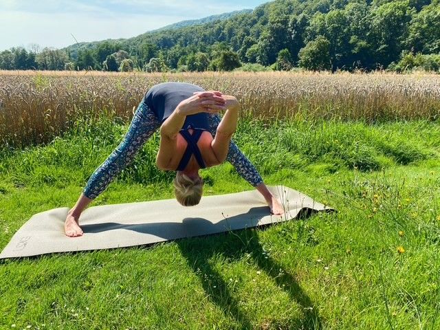 een yogahouding in de open lucht