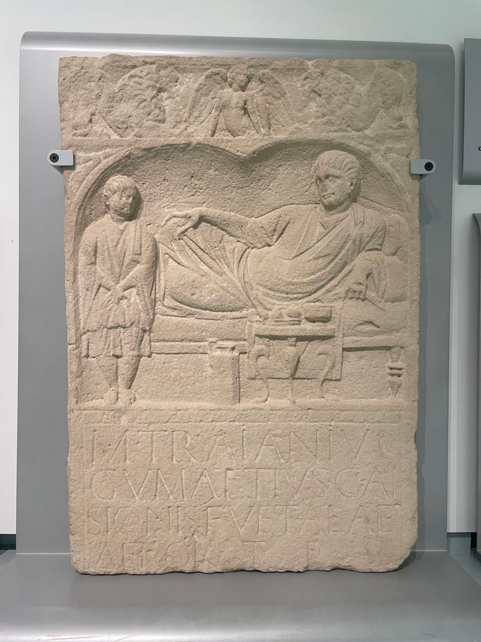 Originele altaarsteen voor Marcus Traianius Gumattius in het Valkhof Museum