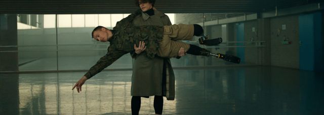 Oekraïense balletdanser en een soldaat die, nadat hij in de oorlog beide benen verloor, opnieuw leert bewegen op protheses.