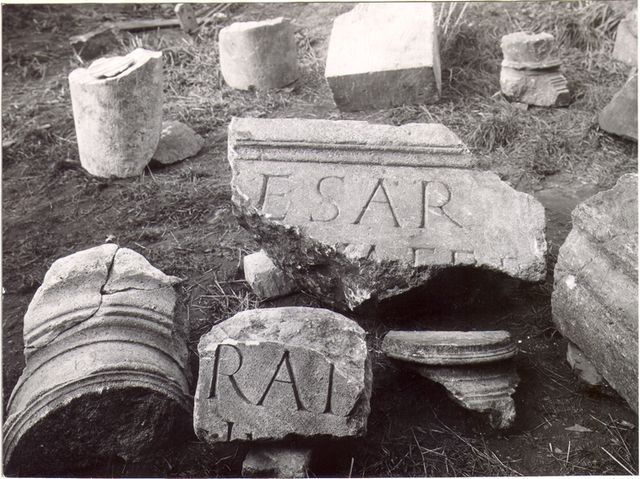 Fragmenten van monumentale gebouwen met (bouw)inscripties.