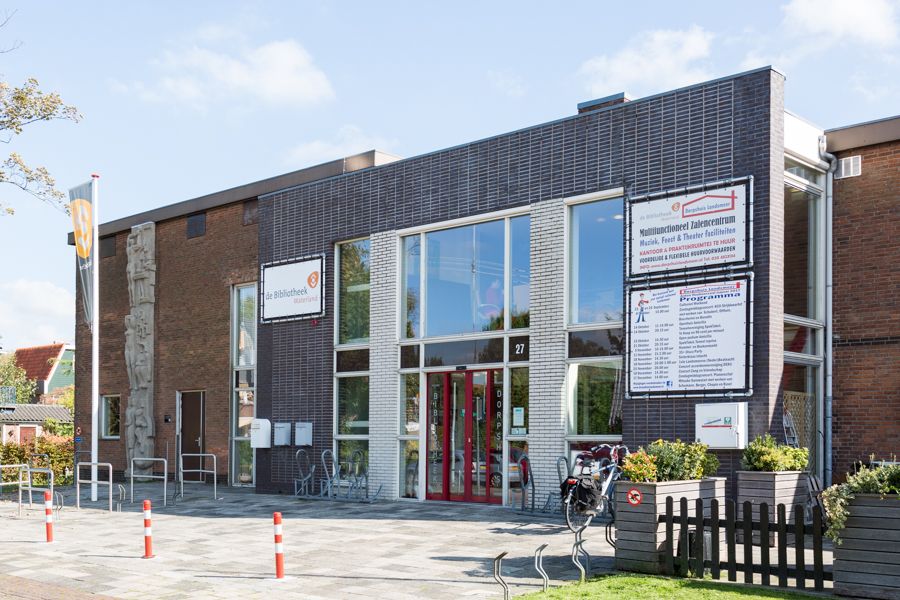 De buitenkant van de bibliotheek in Landsmeer