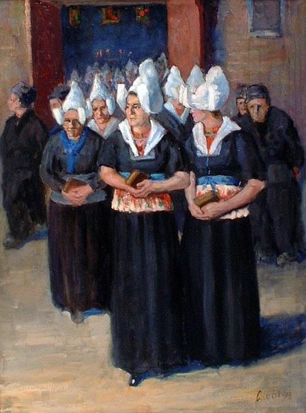 Vrouwen in Volendamse klederdracht bij de kerk