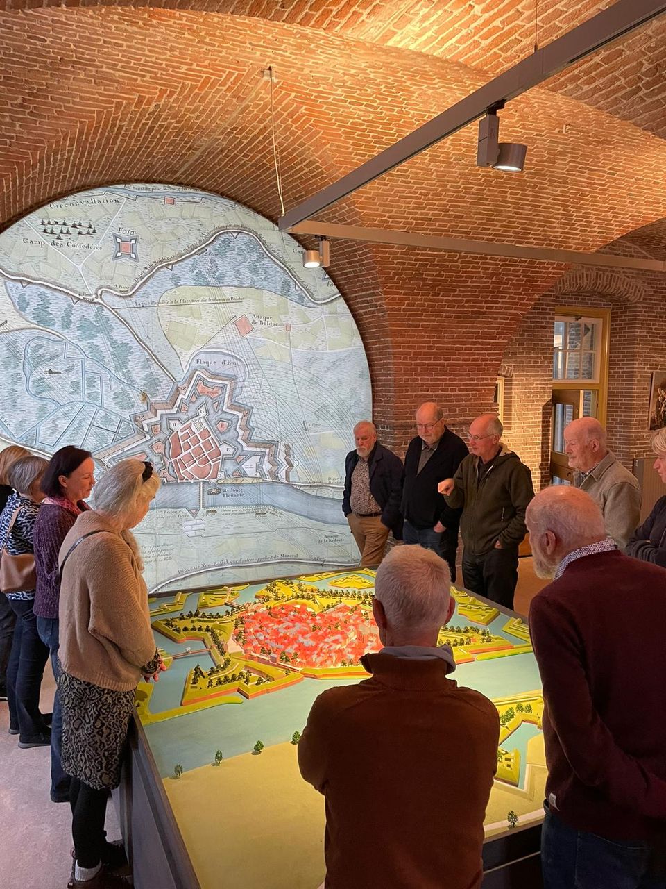Groep bekijkt een kaart in het Stadsmuseum van Grave