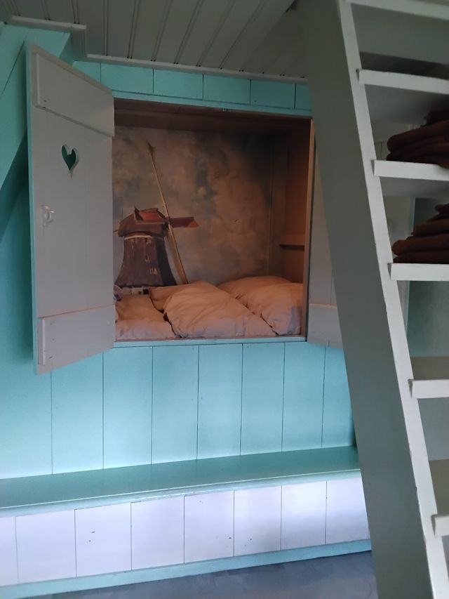 Een bedstee met een ladder ervoor