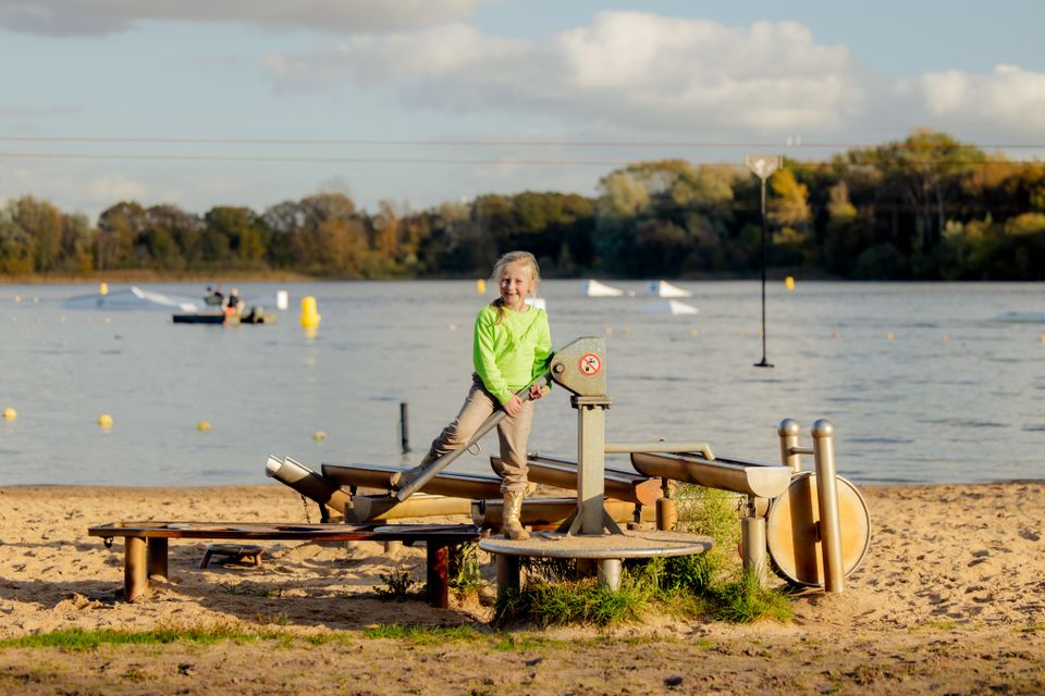 Meisje aan het spelen op het strand