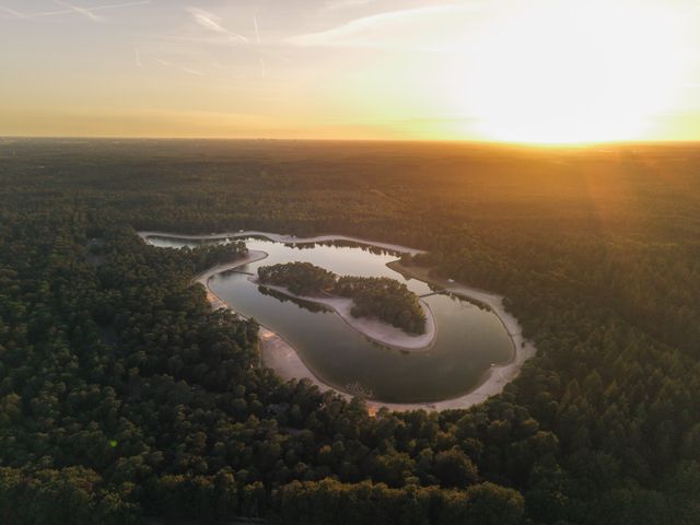 Luchtfoto van het Henschotermeer in Woudenberg in regio Utrechtse Heuvelrug bij zonsondergang