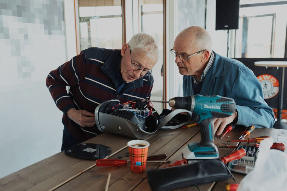 twee mannen repareren iets op een werkbank