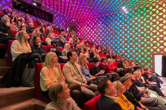 Luisterend publiek in de theaterzaal van Beeld & Geluid