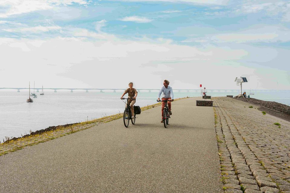 Op-Schouwen-Duiveland-fietsen-Havenhoofd-Zierikzee