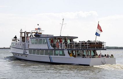 De boot vaart de haven, met veel fietsen op het achterdek.