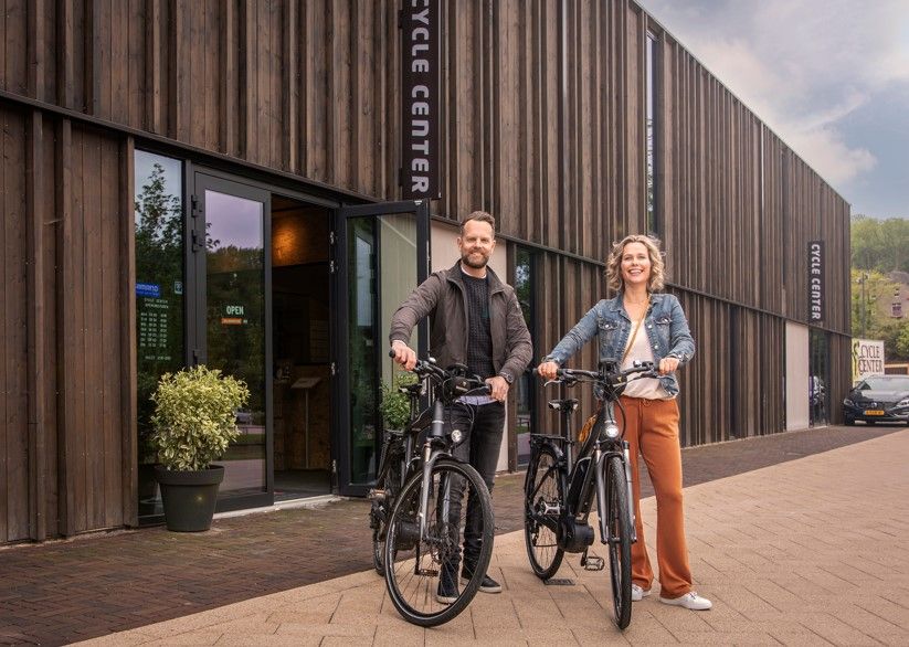 Valkenburg aan de Geul twee personen met fietsen