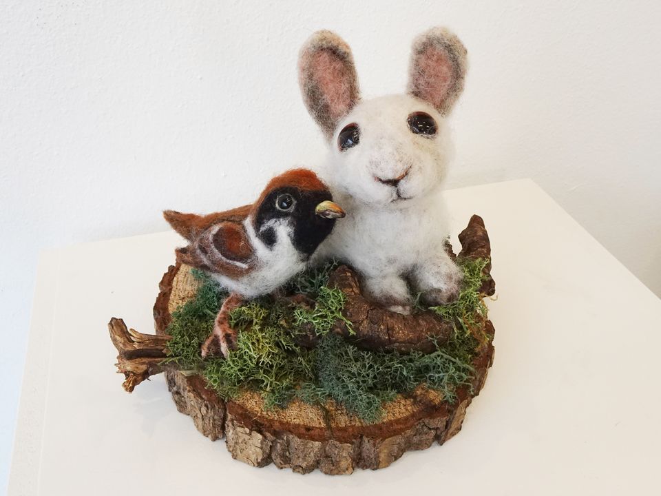 Naaldviltsculptuur Konijn en mus, onderonsje